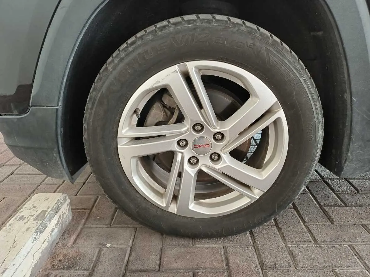 Car image 9
