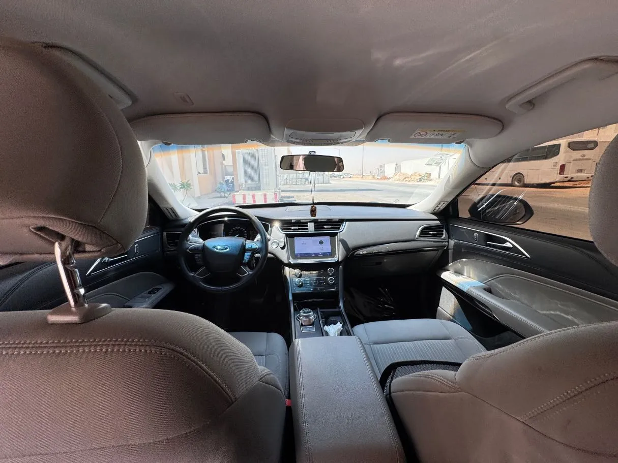 Car image 14