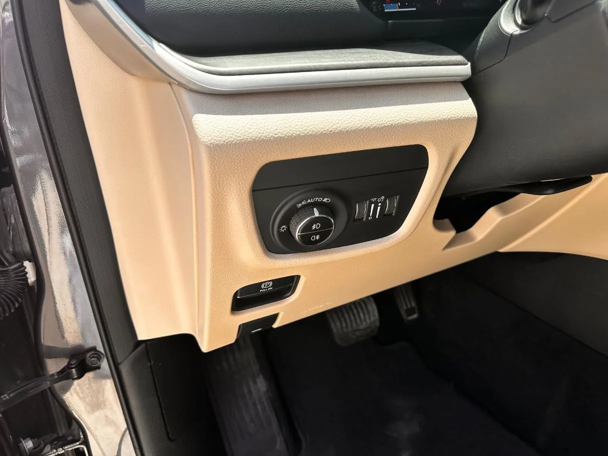 Car image 28