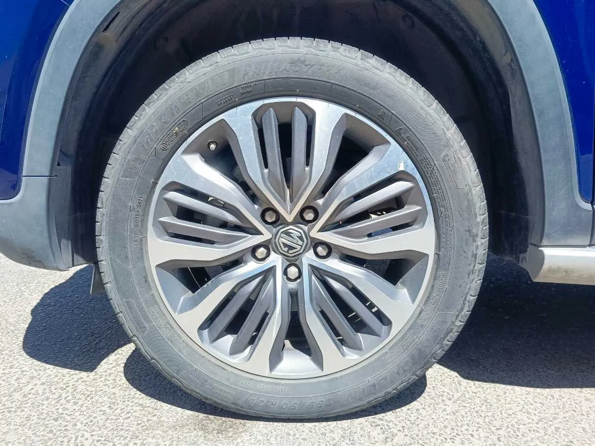 Car image 10