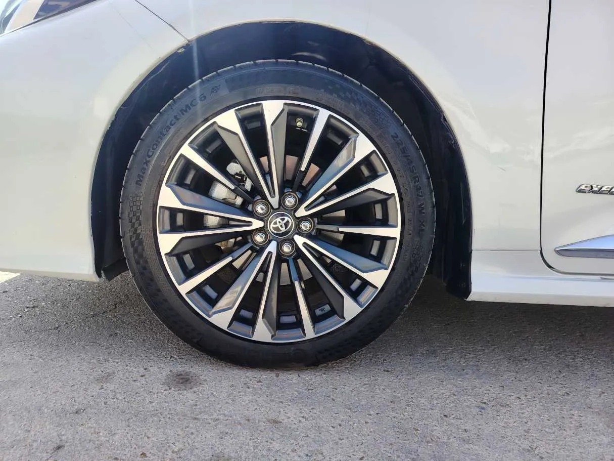Car image 10