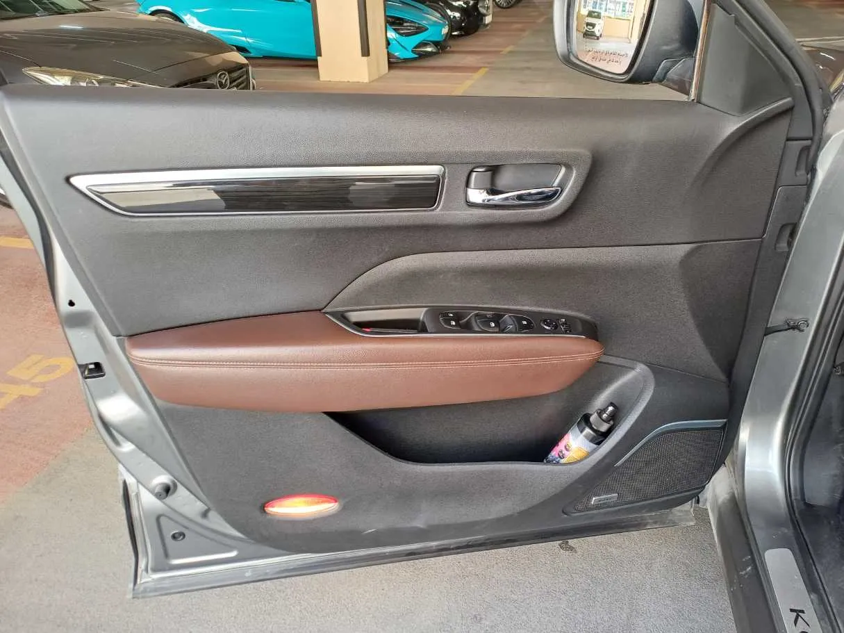 Car image 10