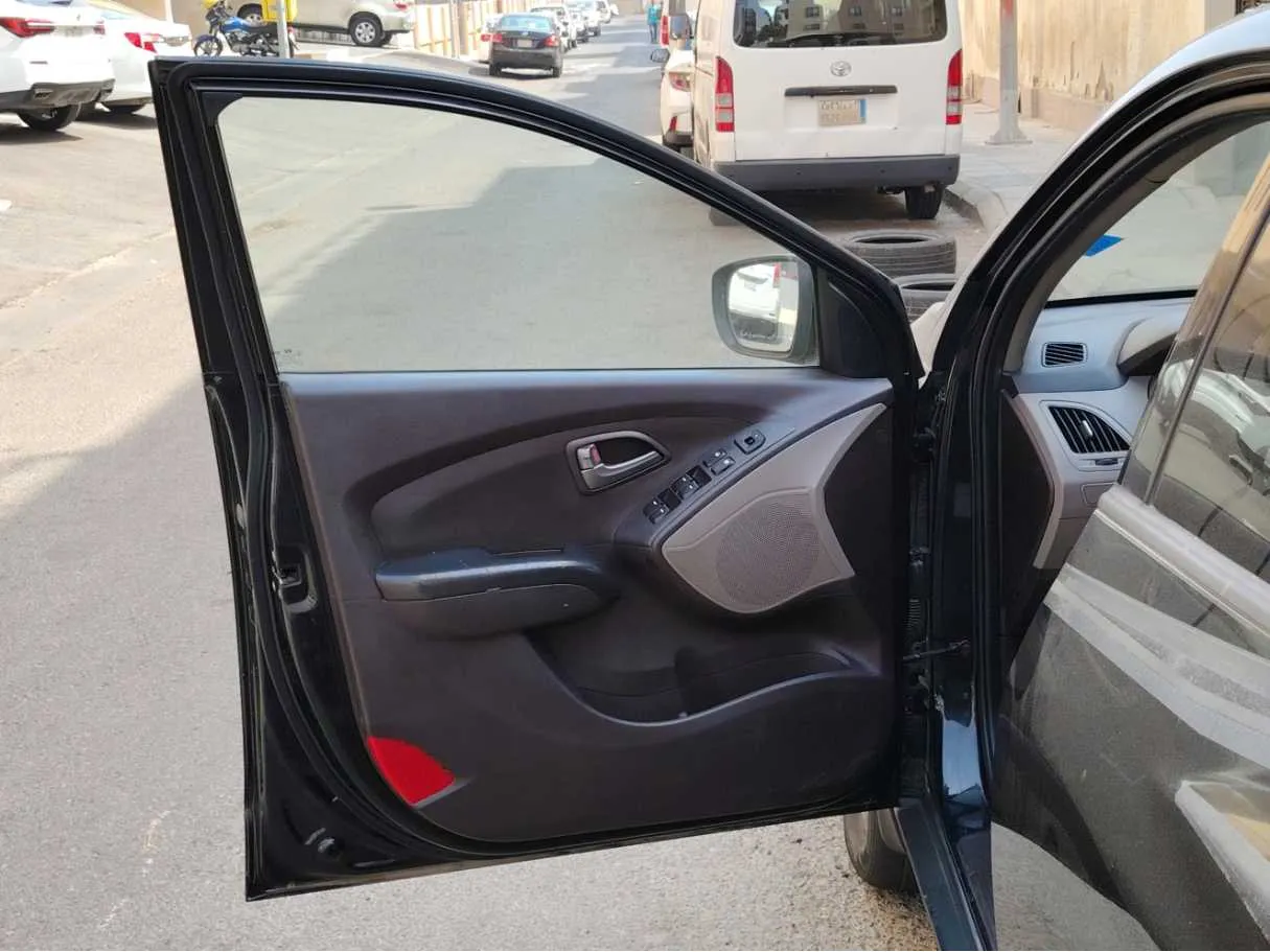 Car image 10