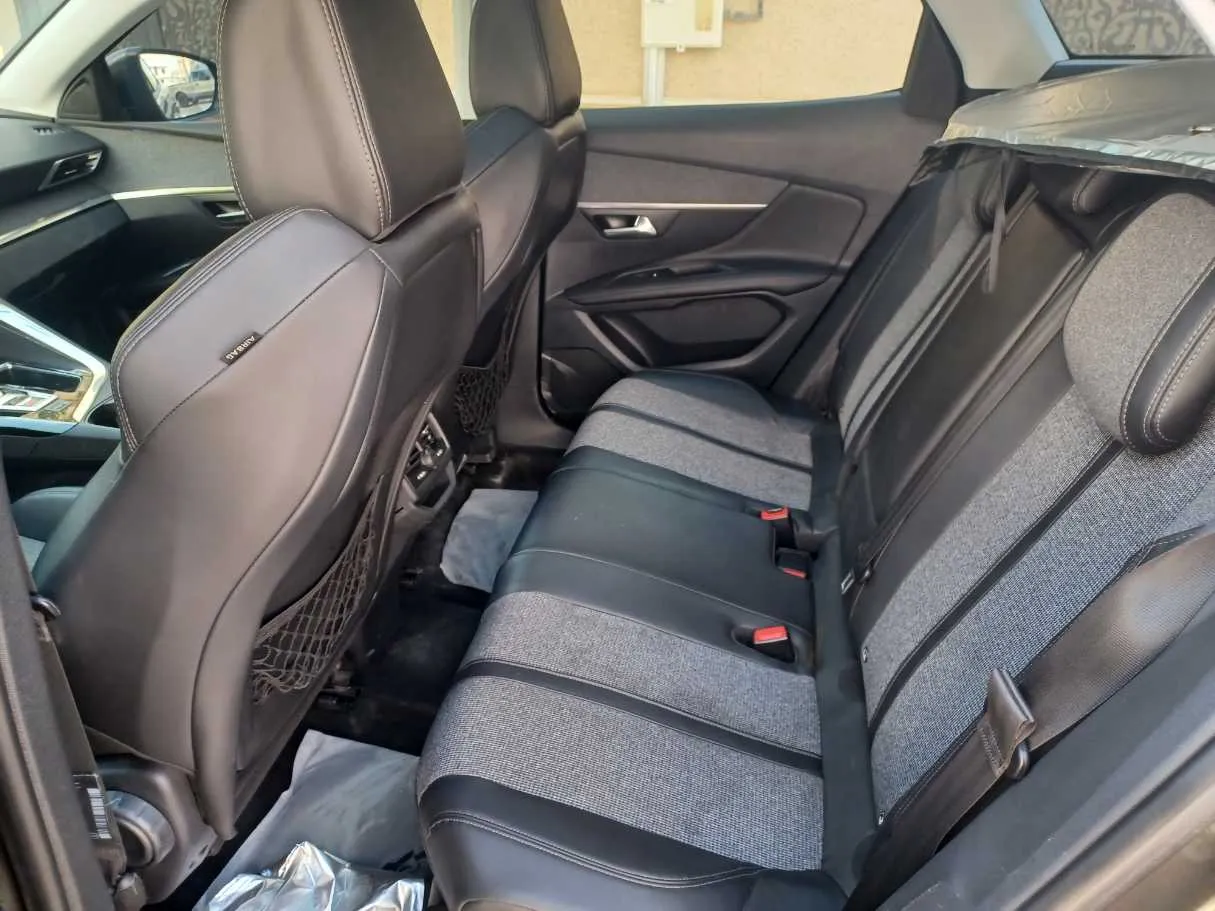 Car image 14