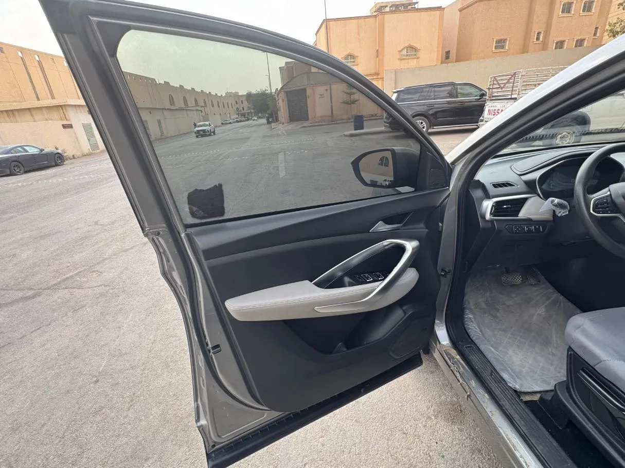 Car image 10