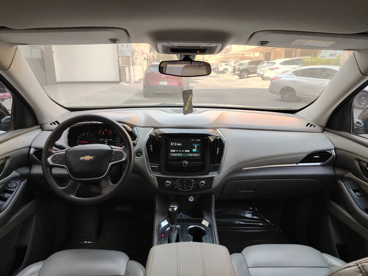 Car image 18