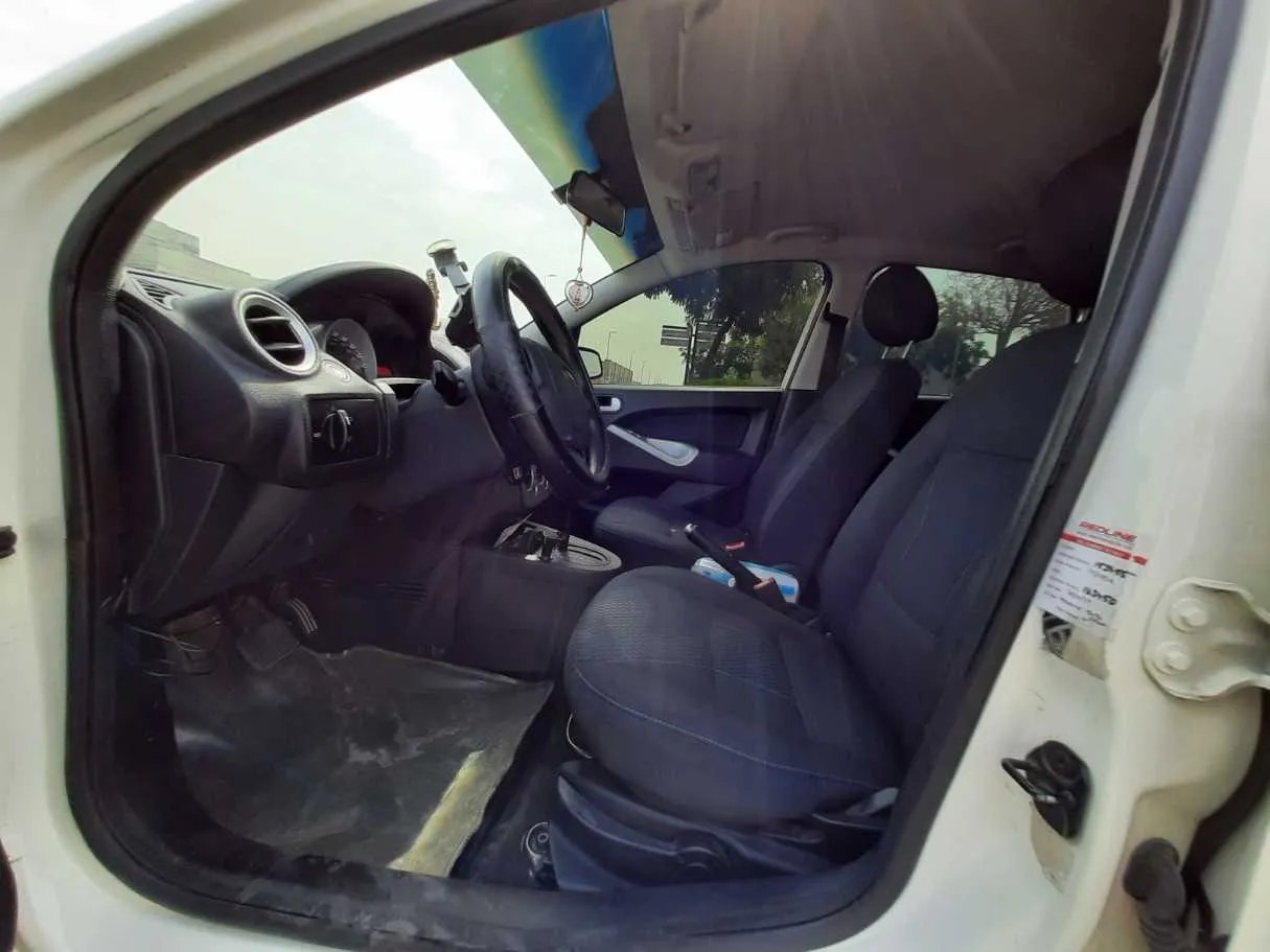 Car image 12