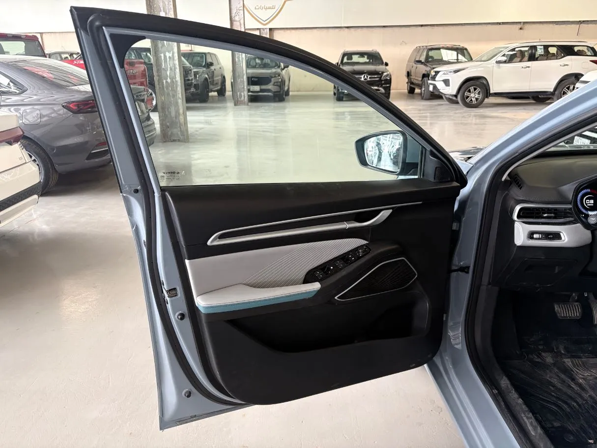 Car image 8
