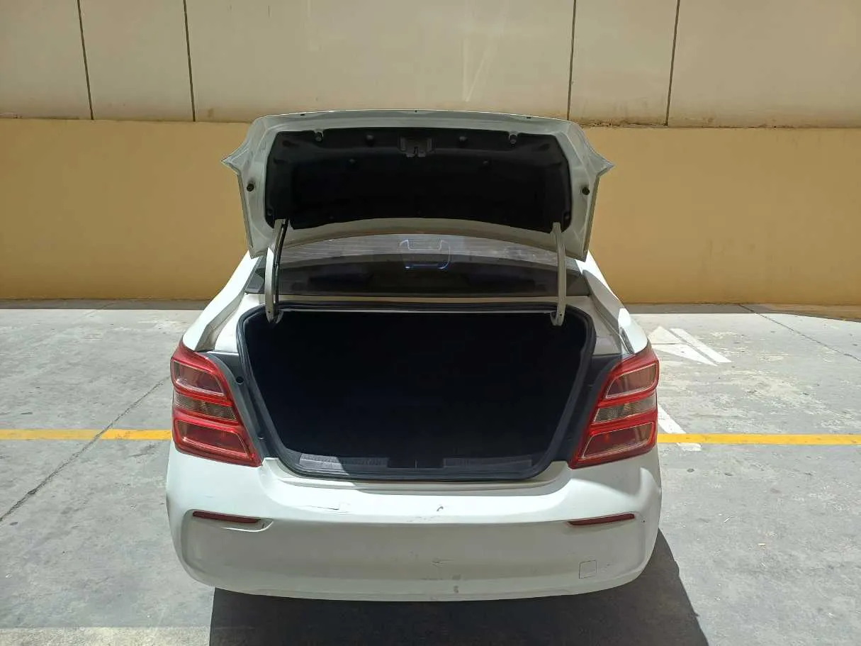 Car image 18