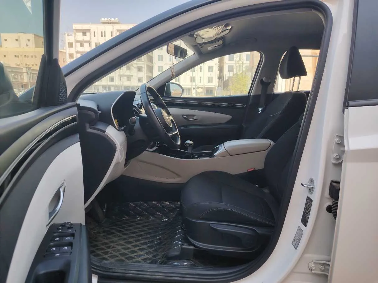 Car image 13