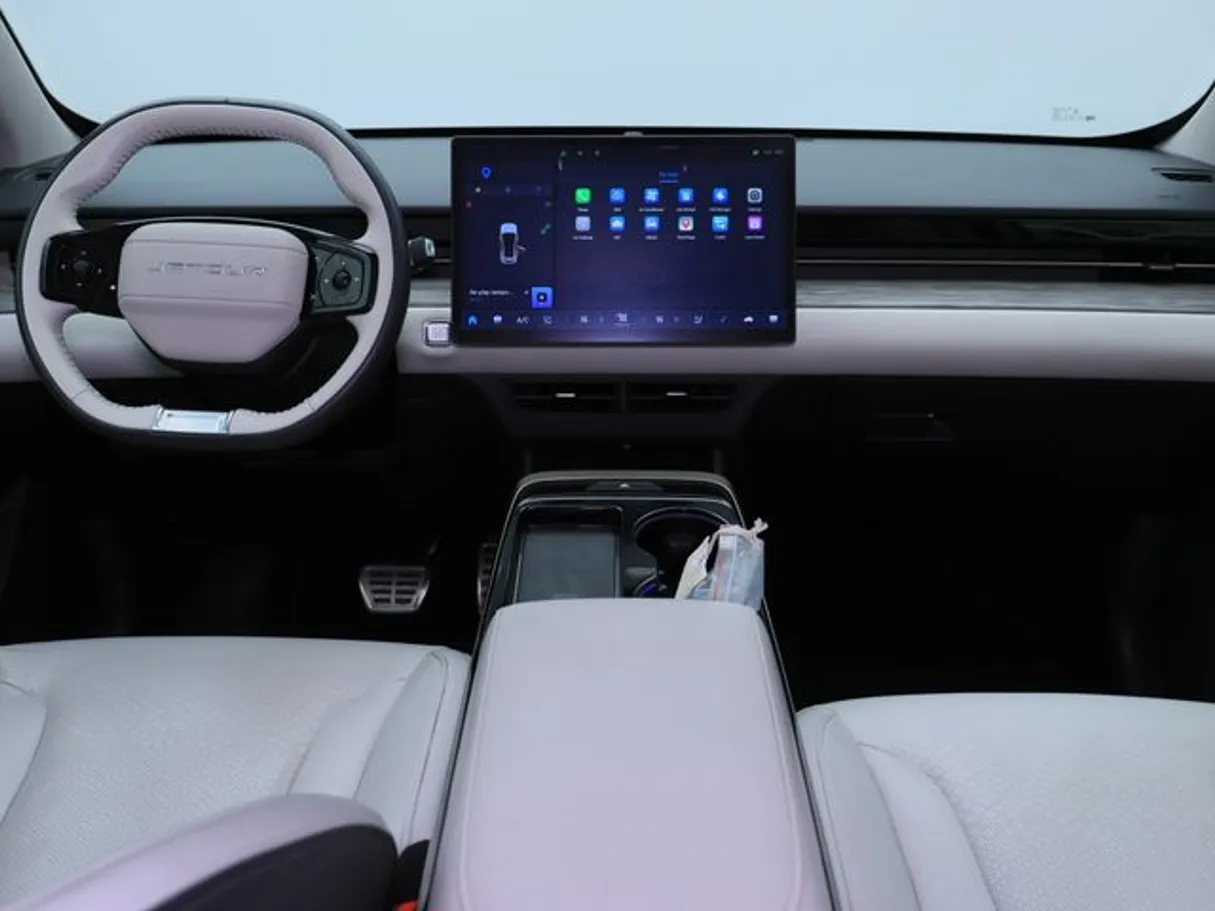 Car image 14