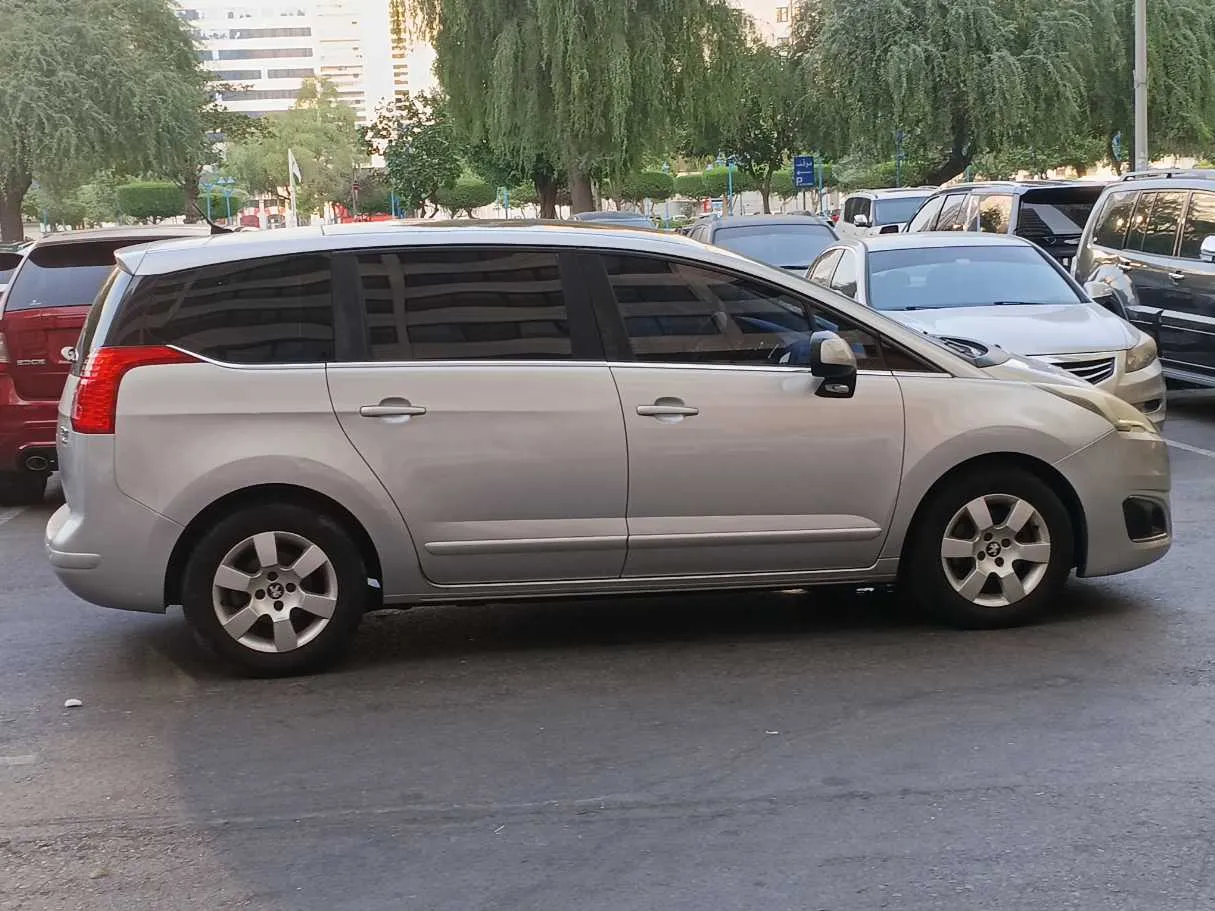 Car image 8