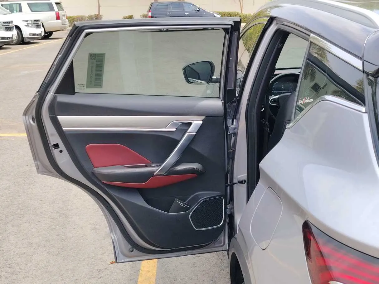 Car image 14