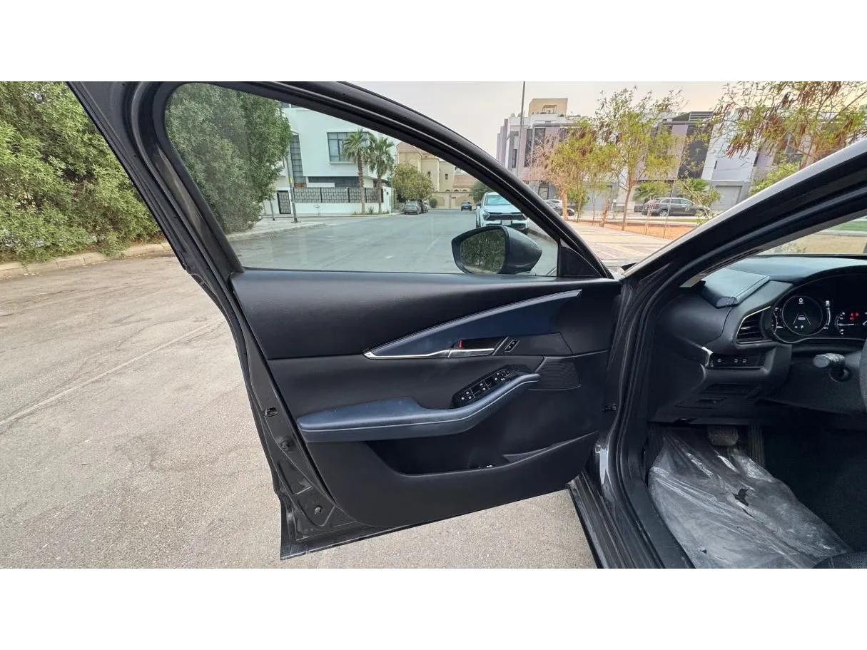 Car image 9