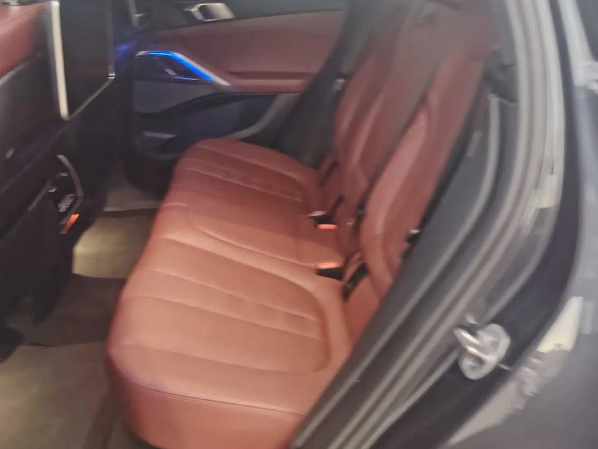 Car image 17