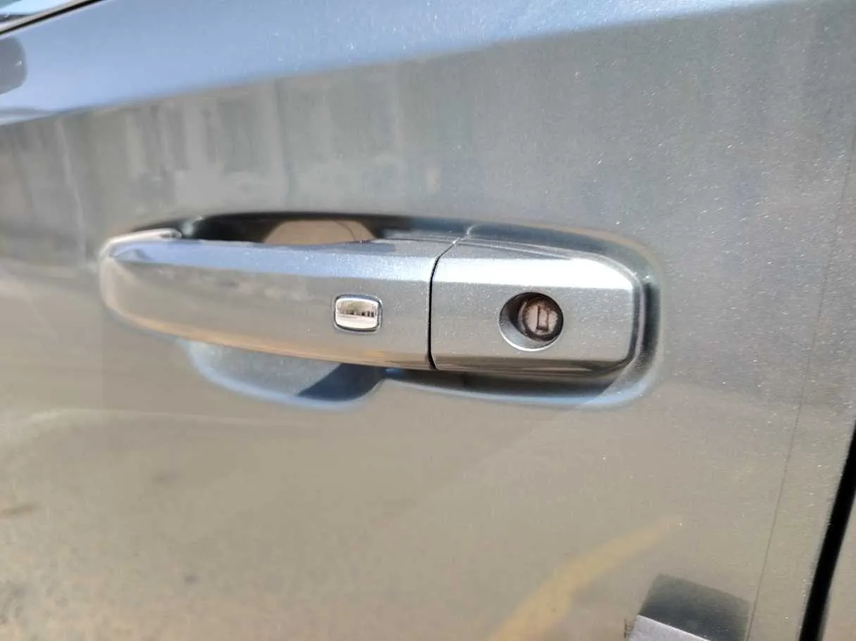 Car image 30