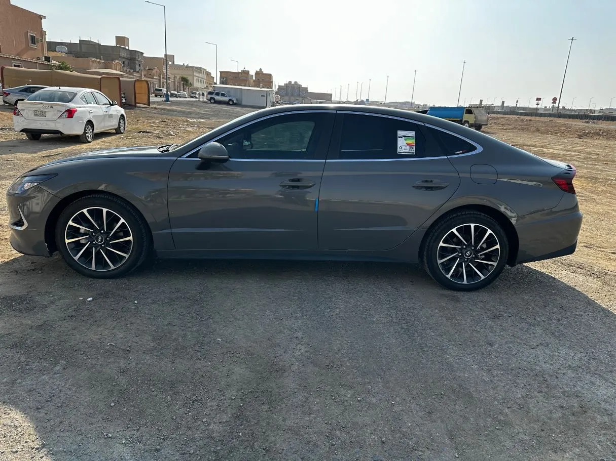 Car image 8