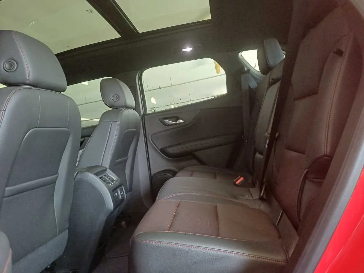 Car image 19