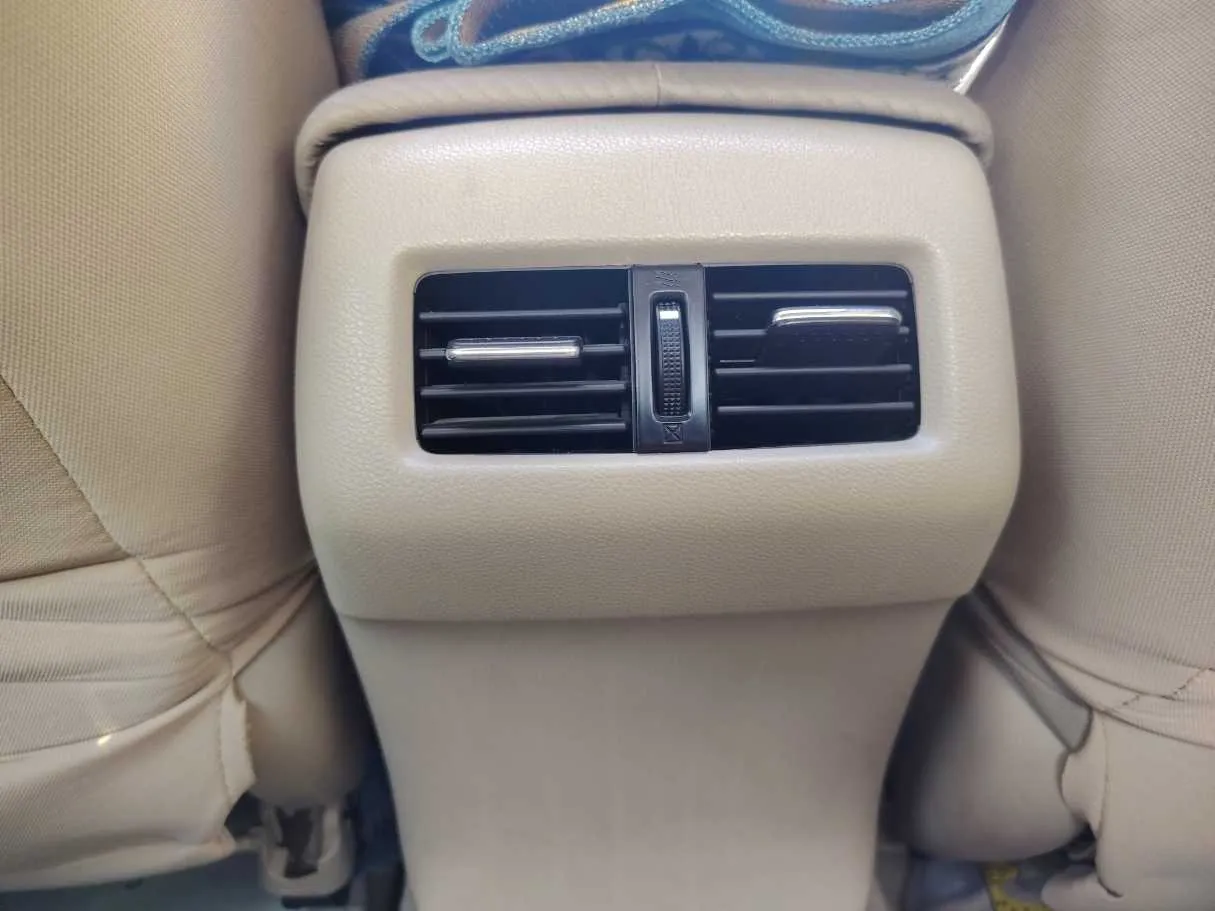 Car image 28