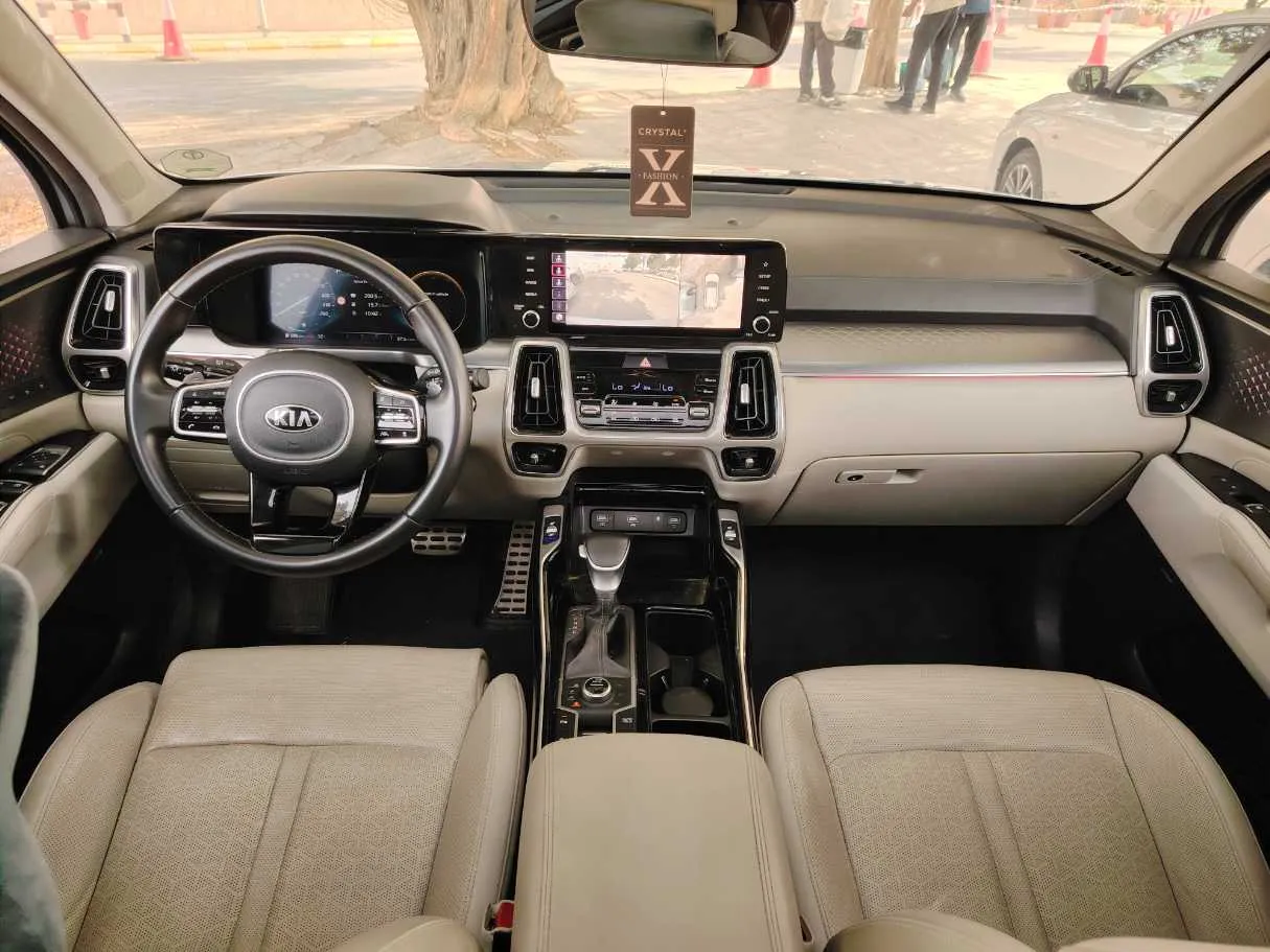 Car image 18