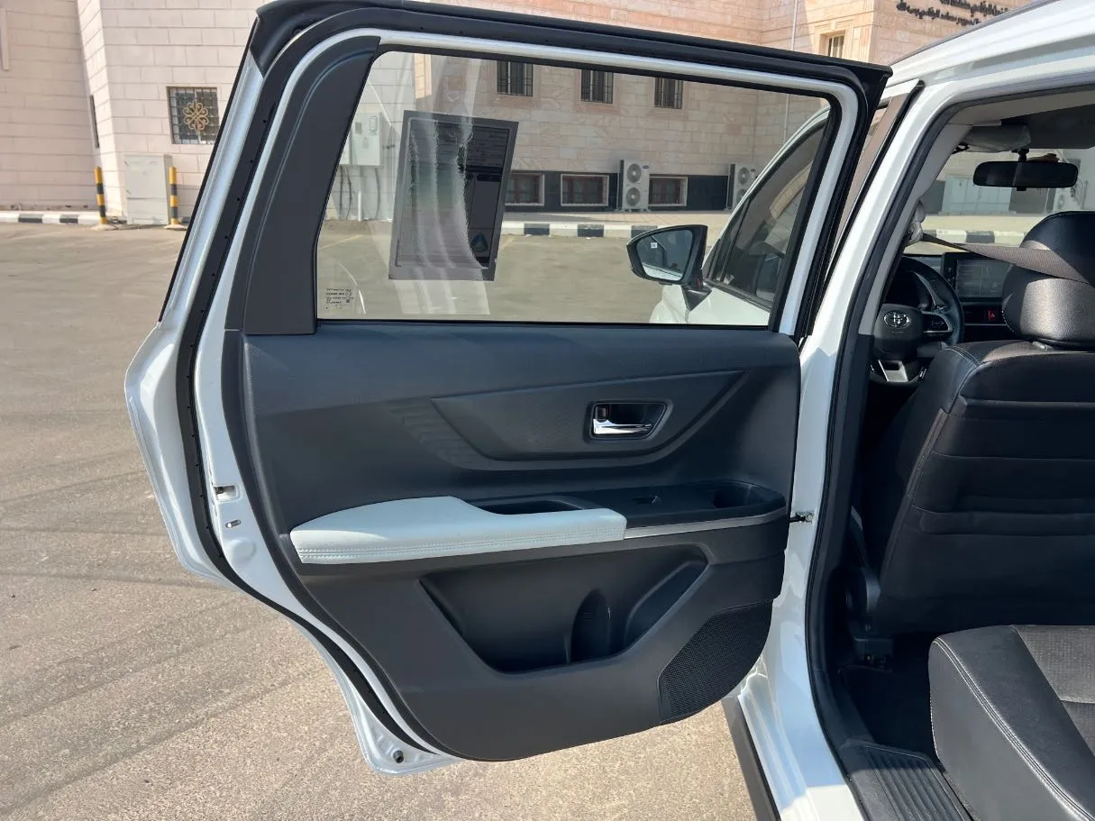 Car image 13