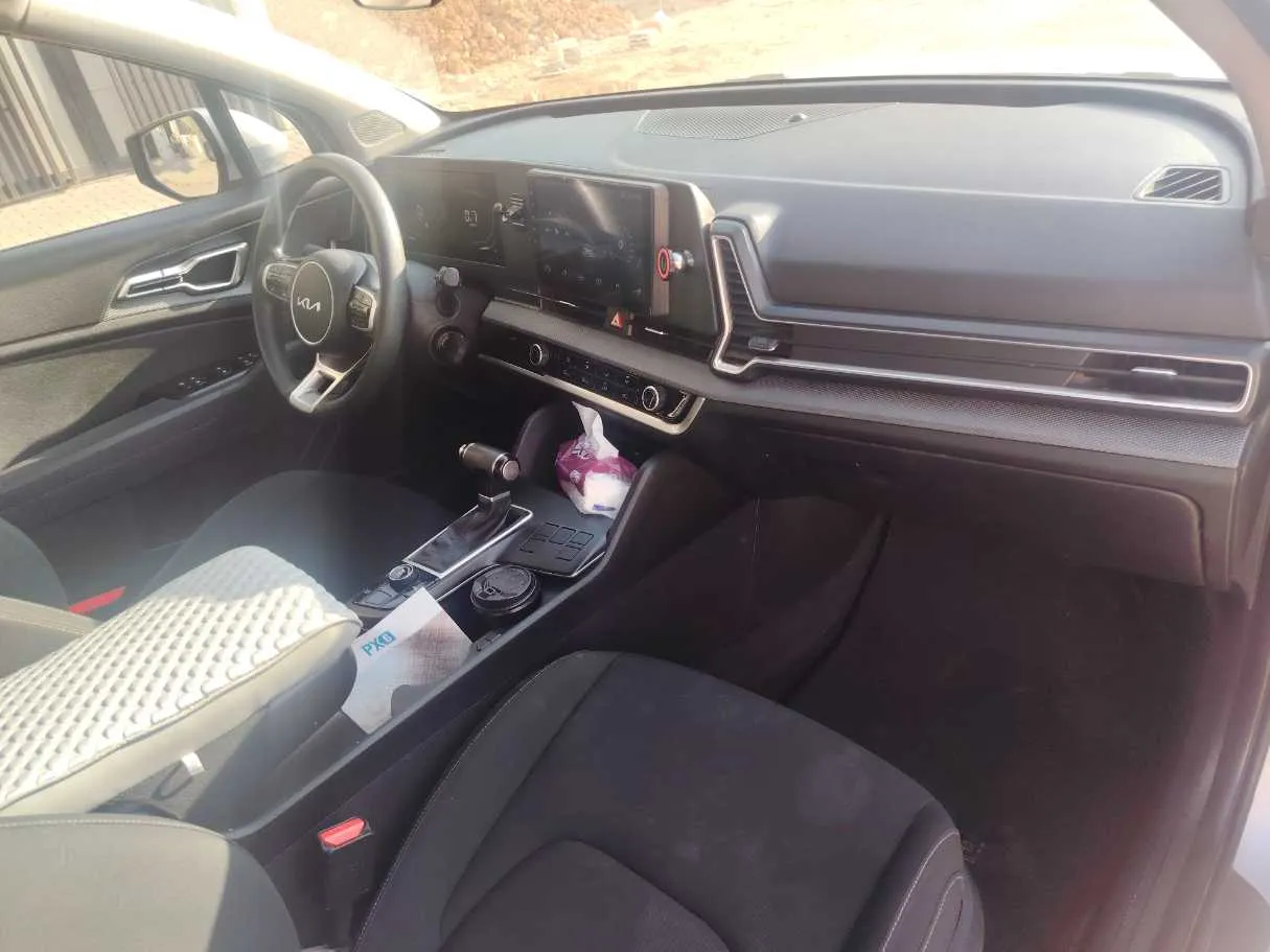 Car image 14