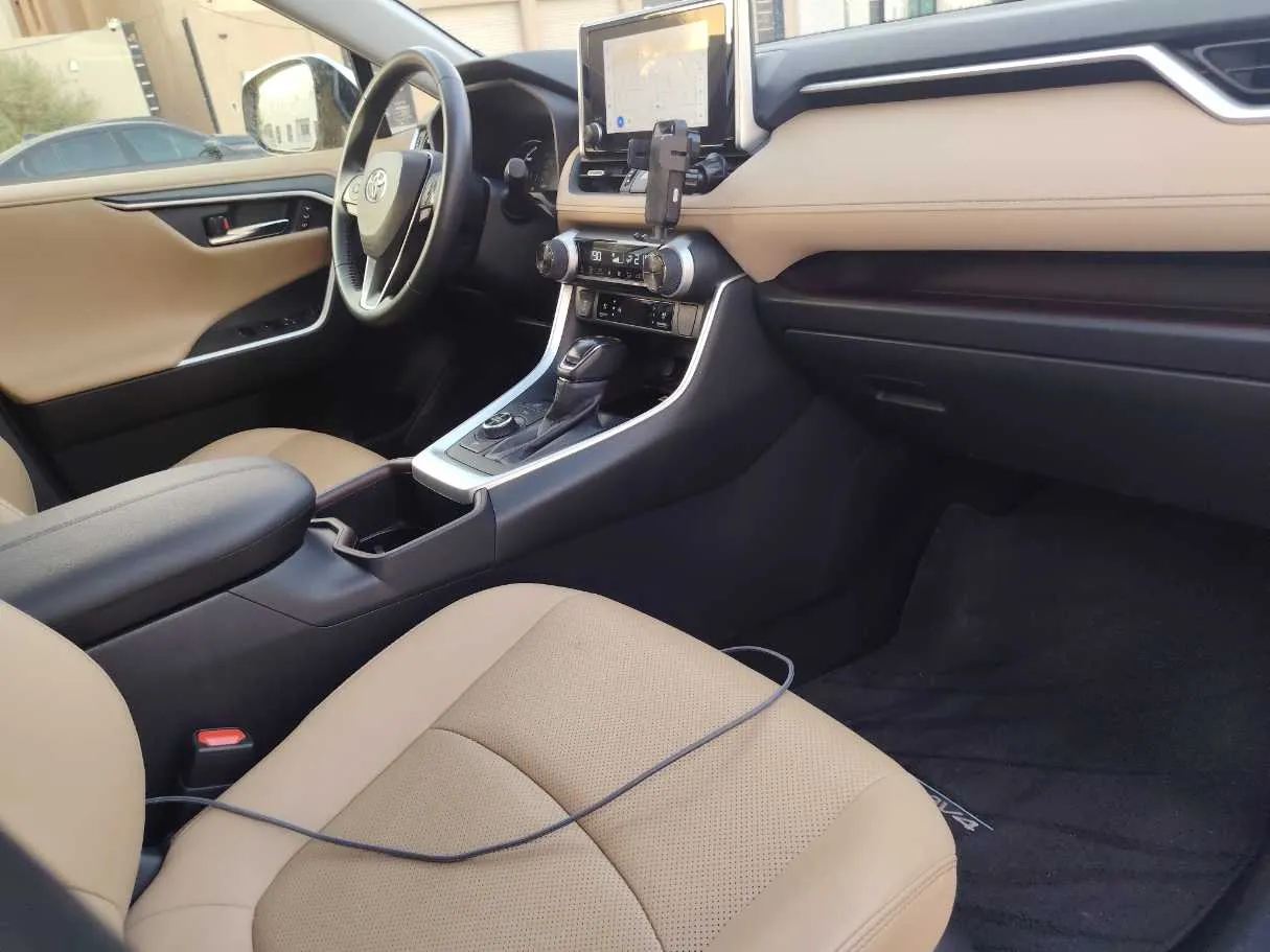 Car image 14