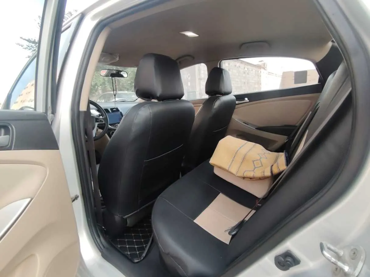 Car image 12