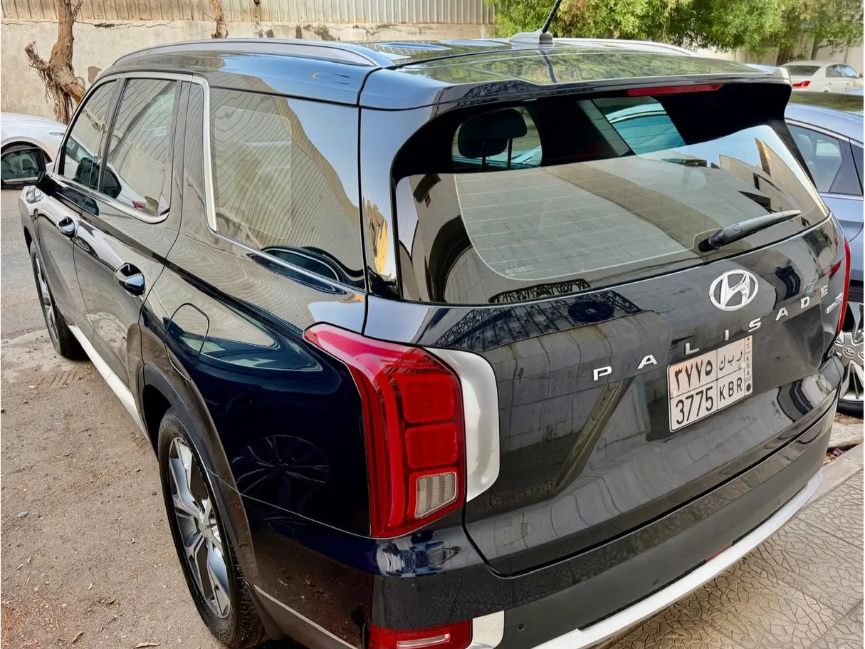 Car image 4
