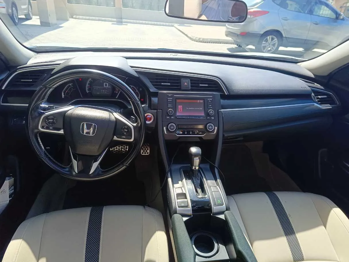 Car image 18