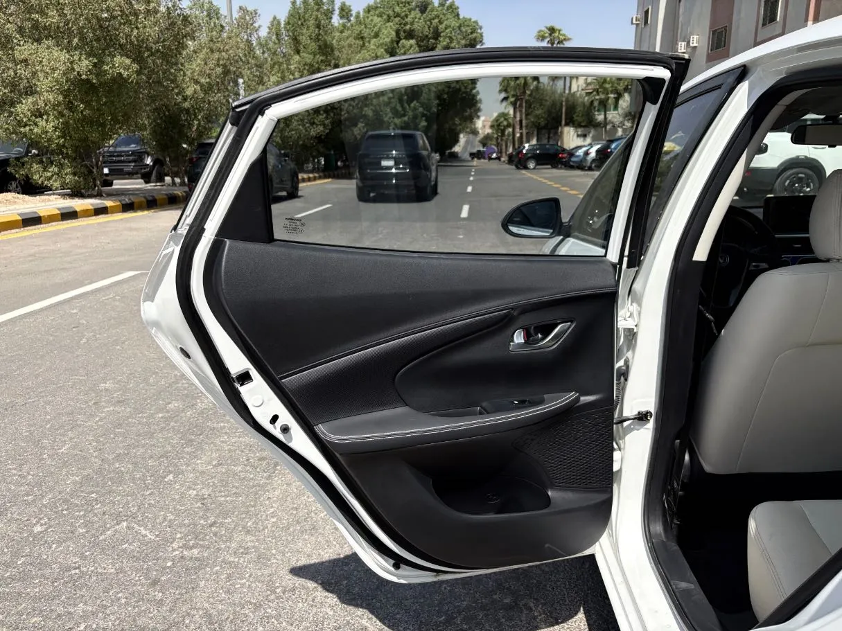 Car image 14