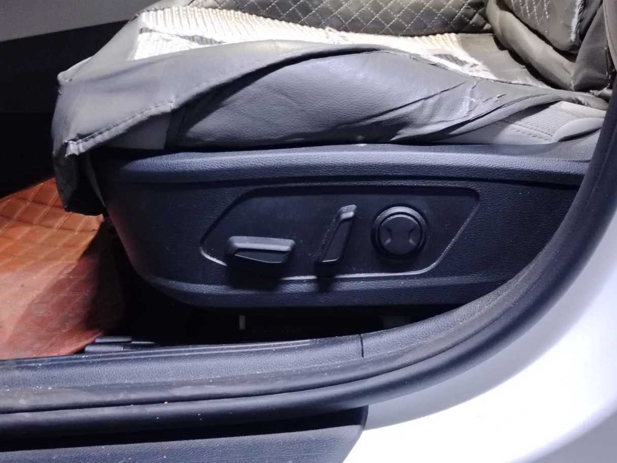 Car image 32