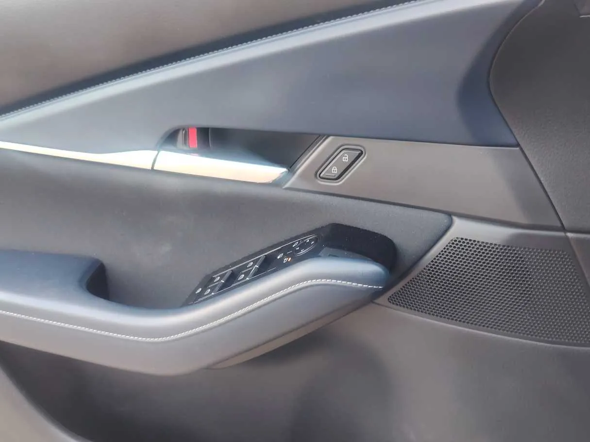 Car image 25