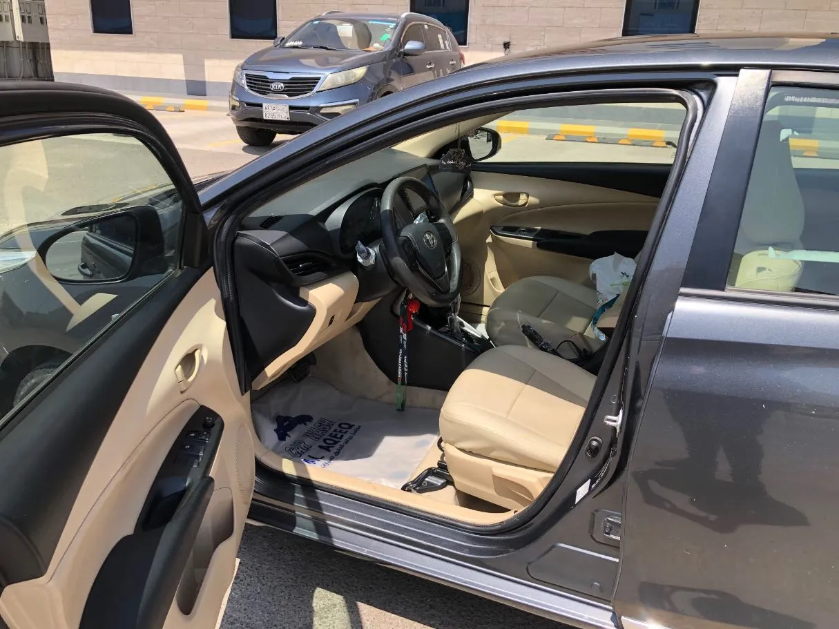 Car image 11