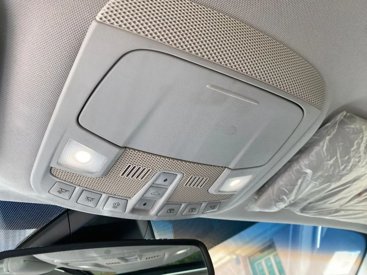 Car image 26