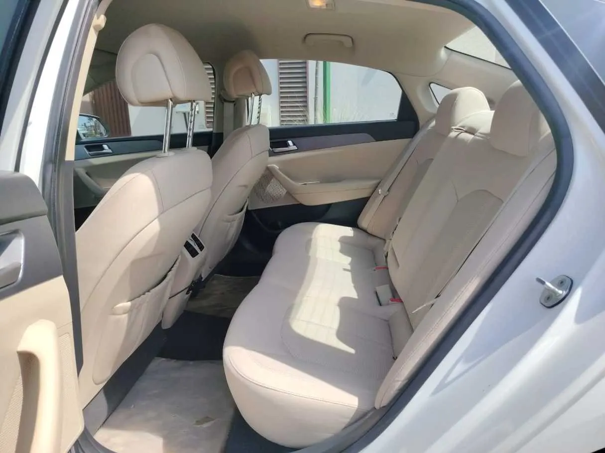 Car image 17