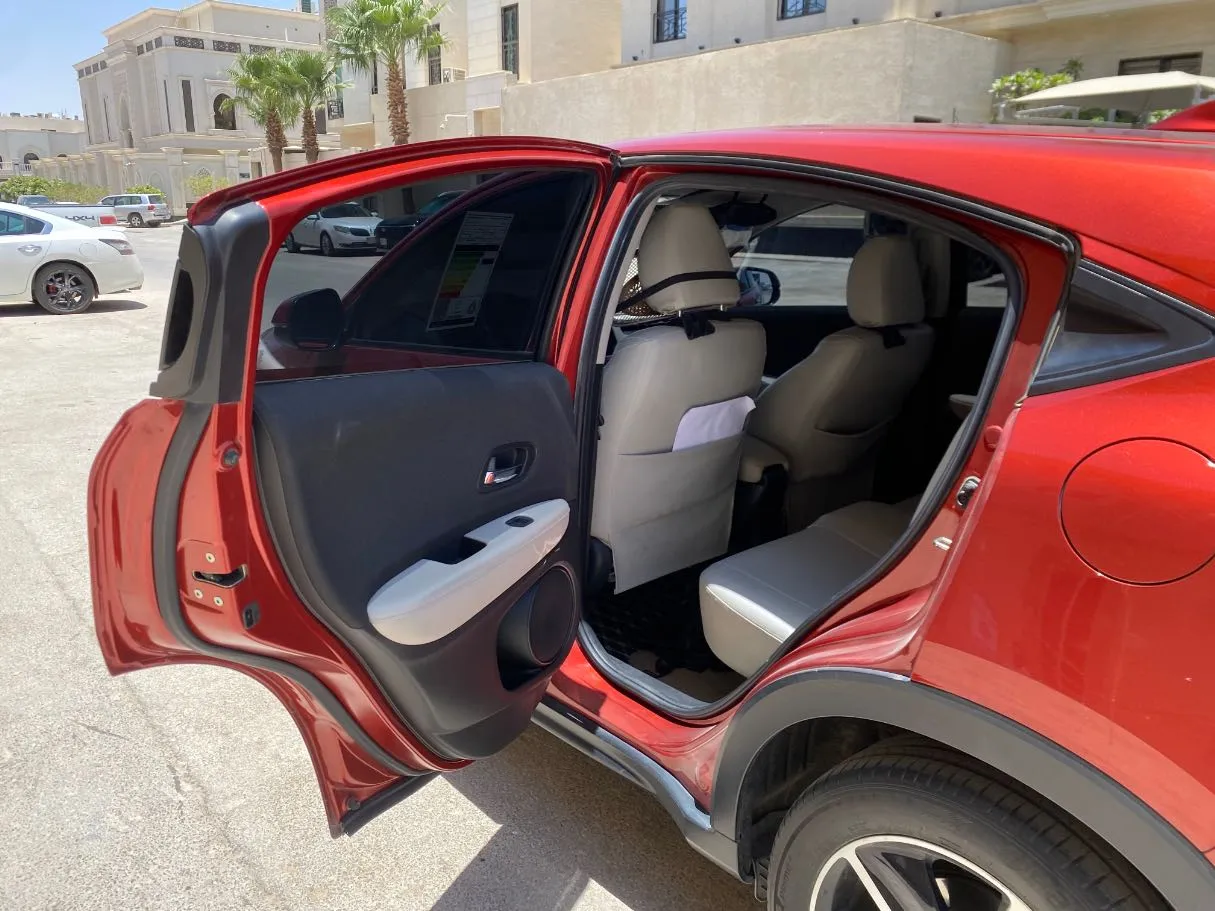 Car image 12