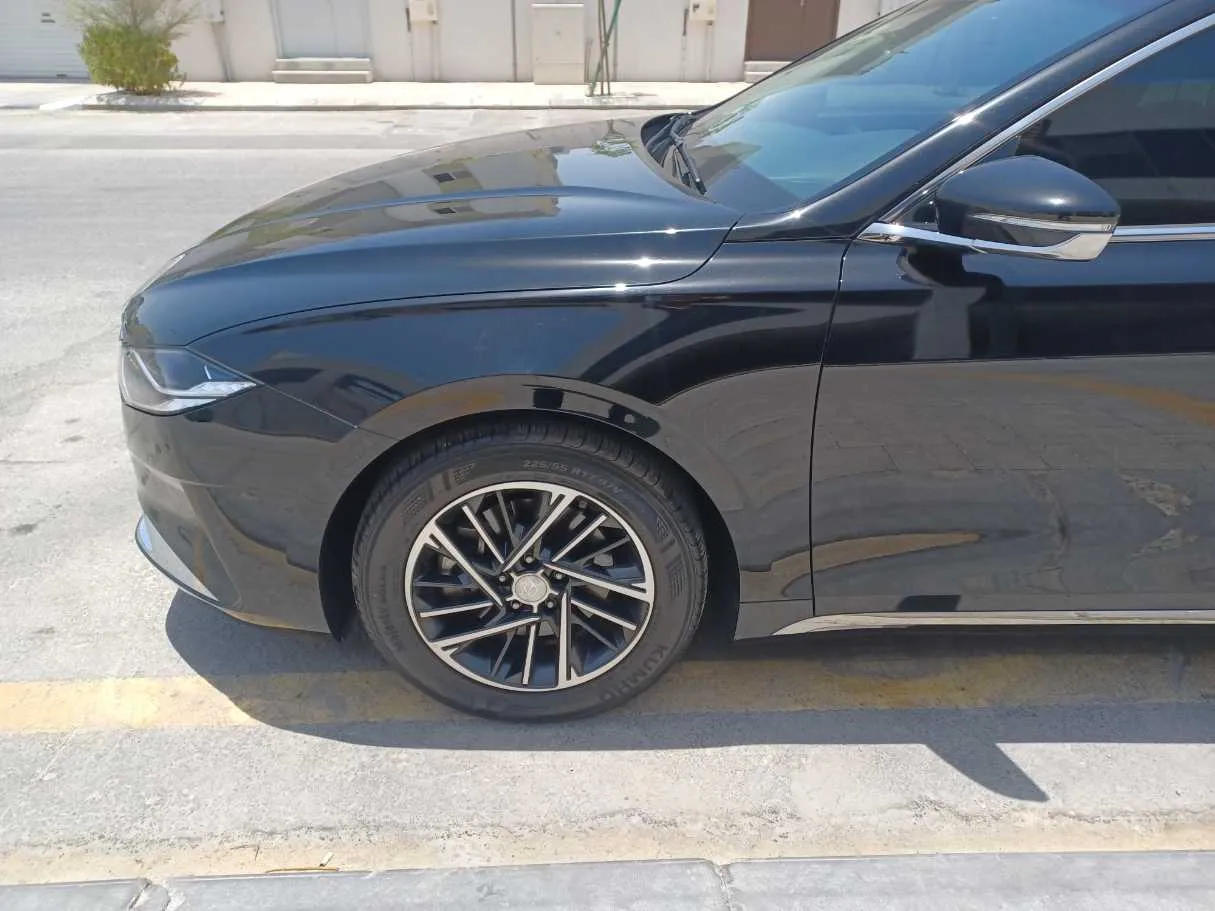 Car image 9