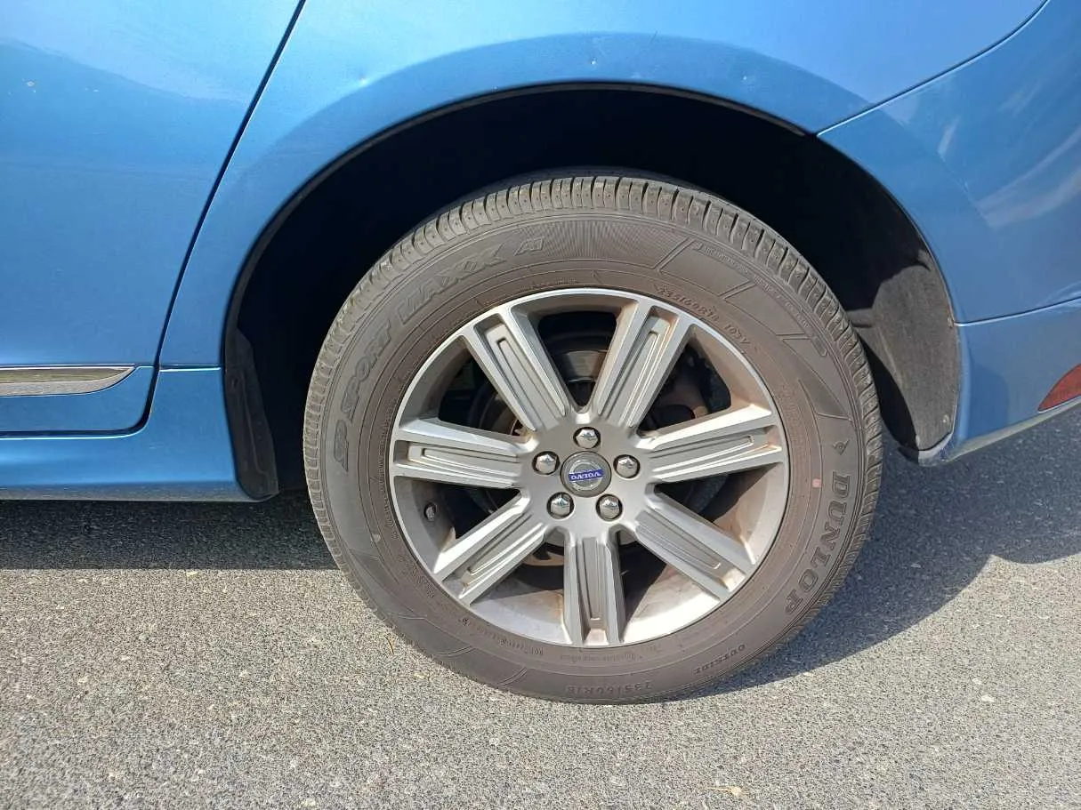 Car image 9