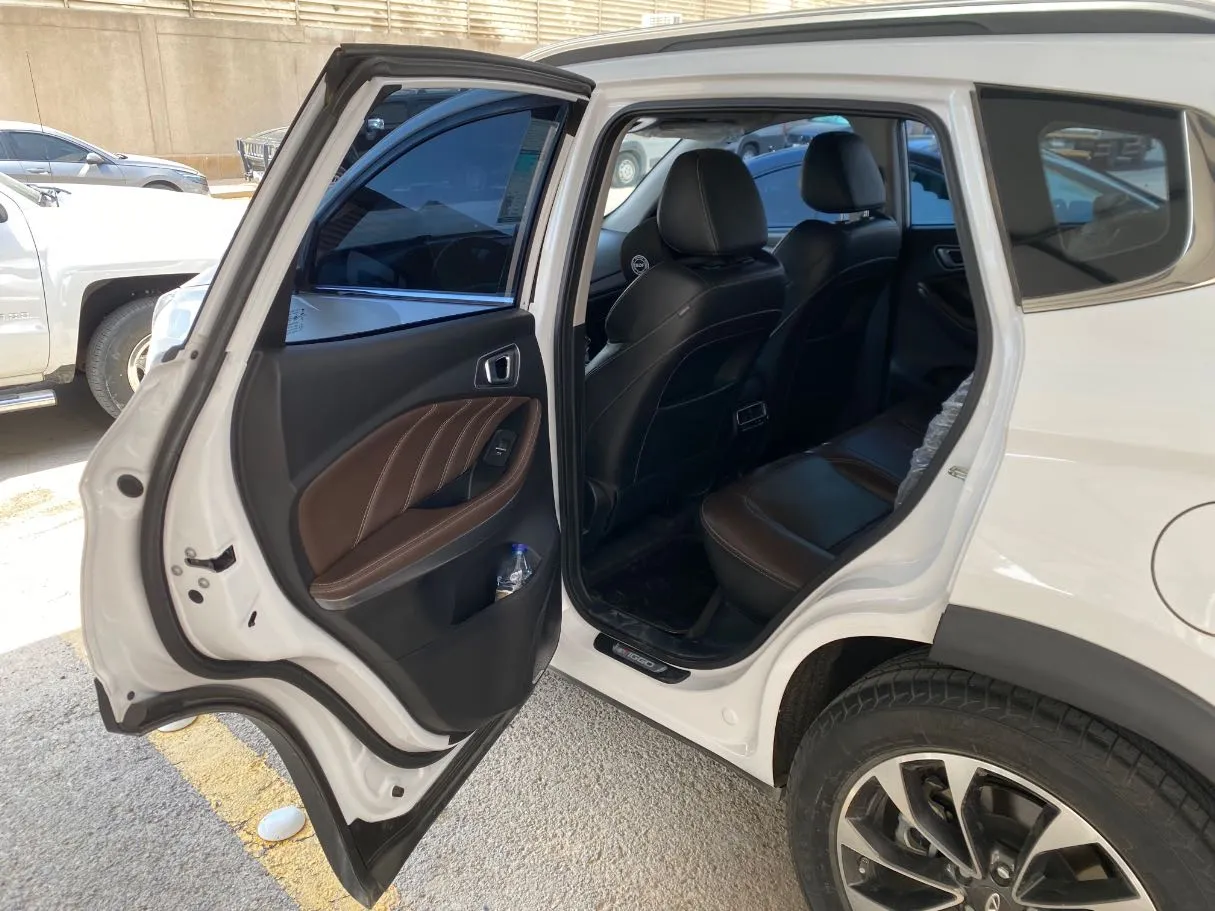 Car image 12