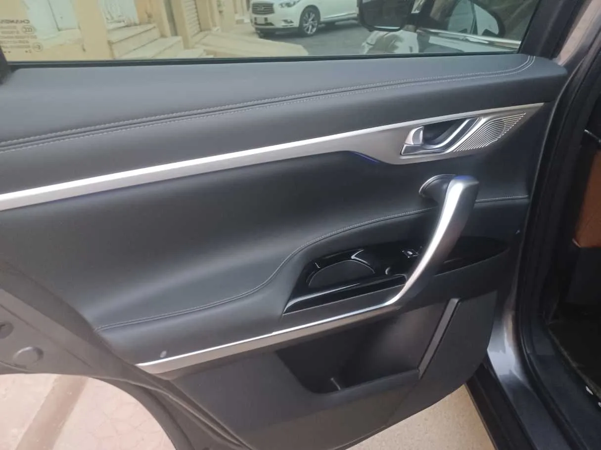 Car image 13