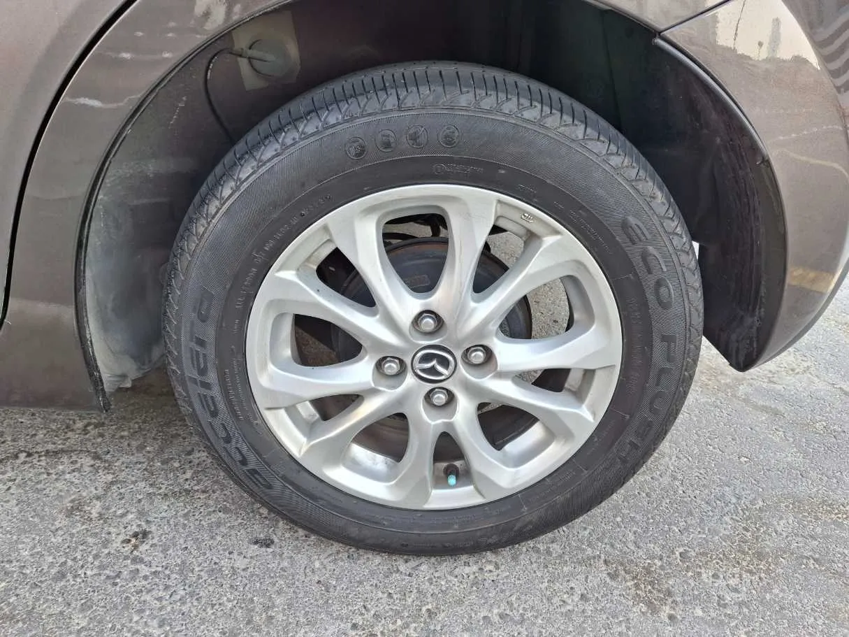 Car image 9