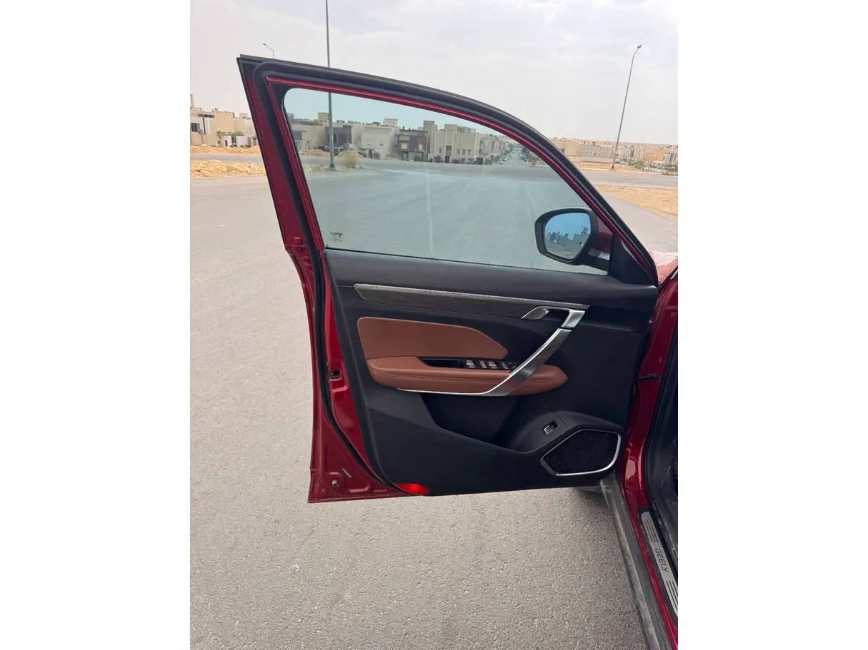 Car image 10