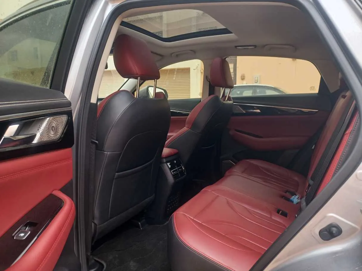 Car image 16