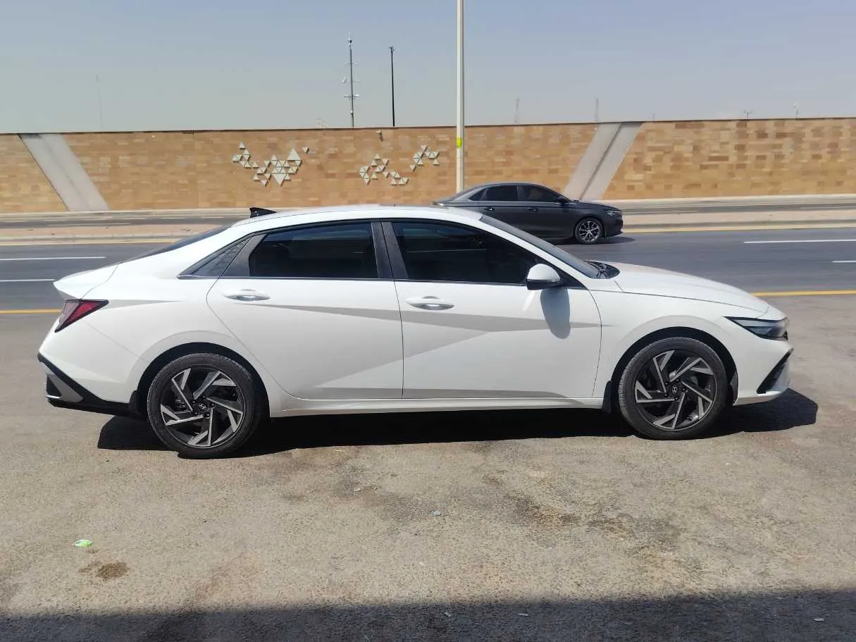 Car image 4