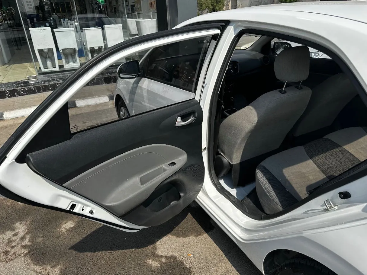 Car image 14
