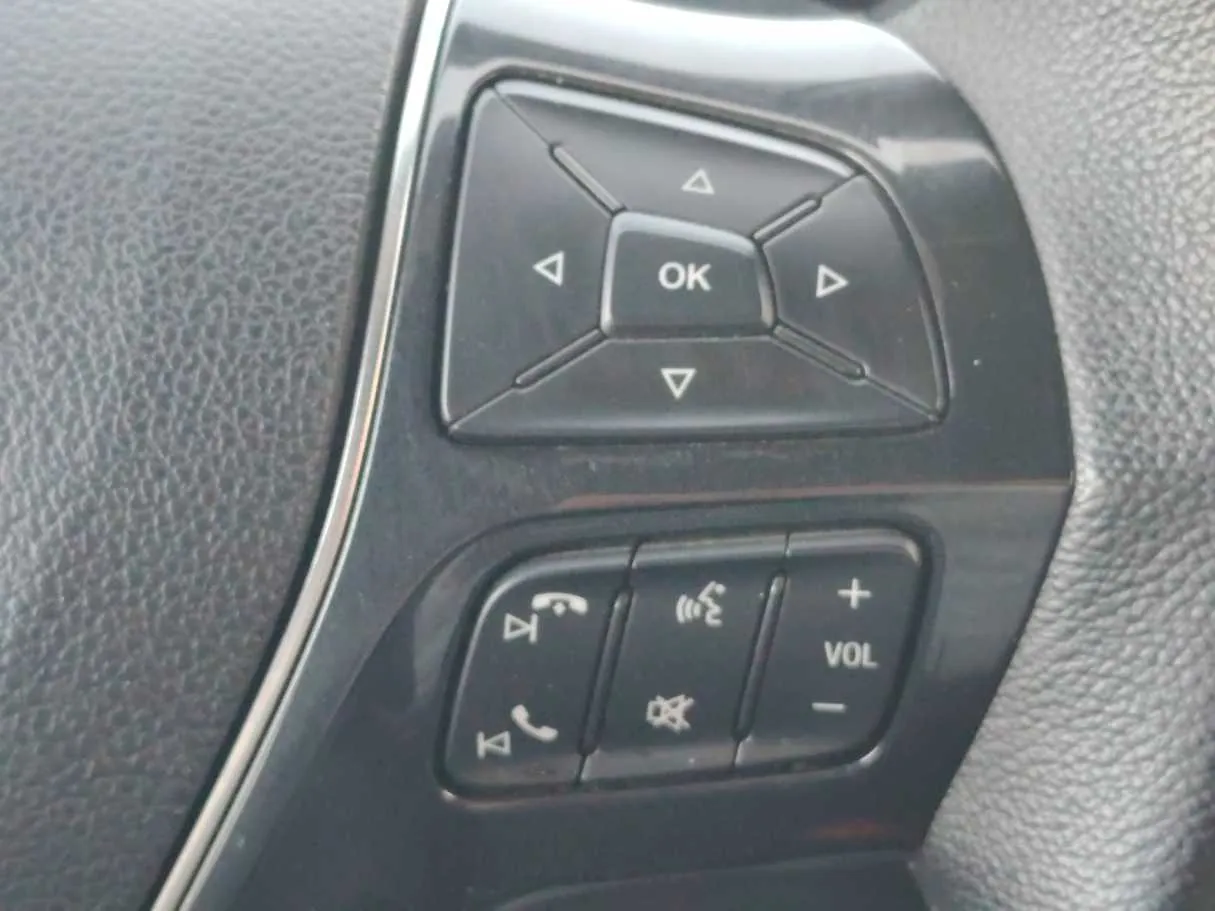 Car image 32