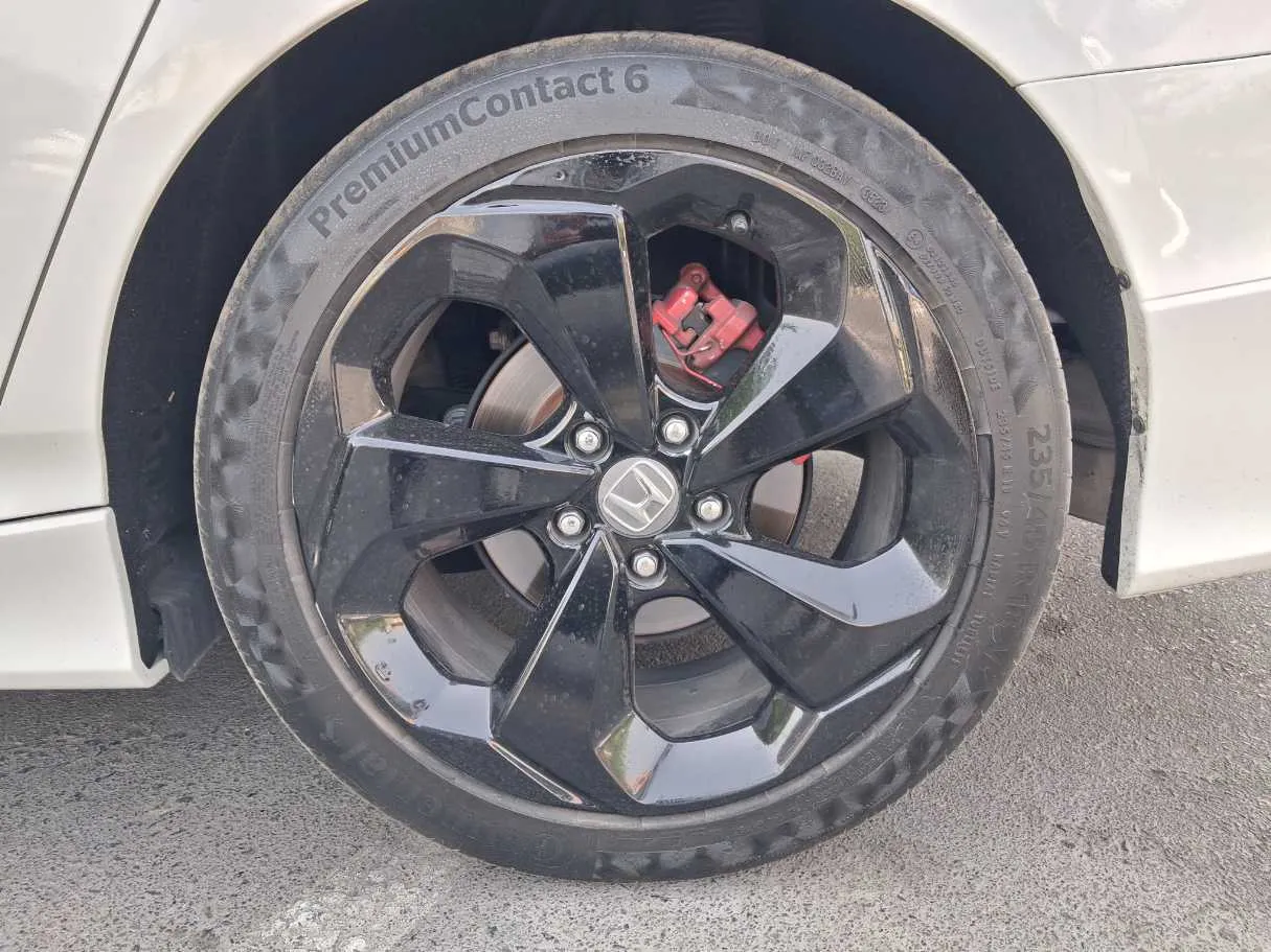 Car image 9