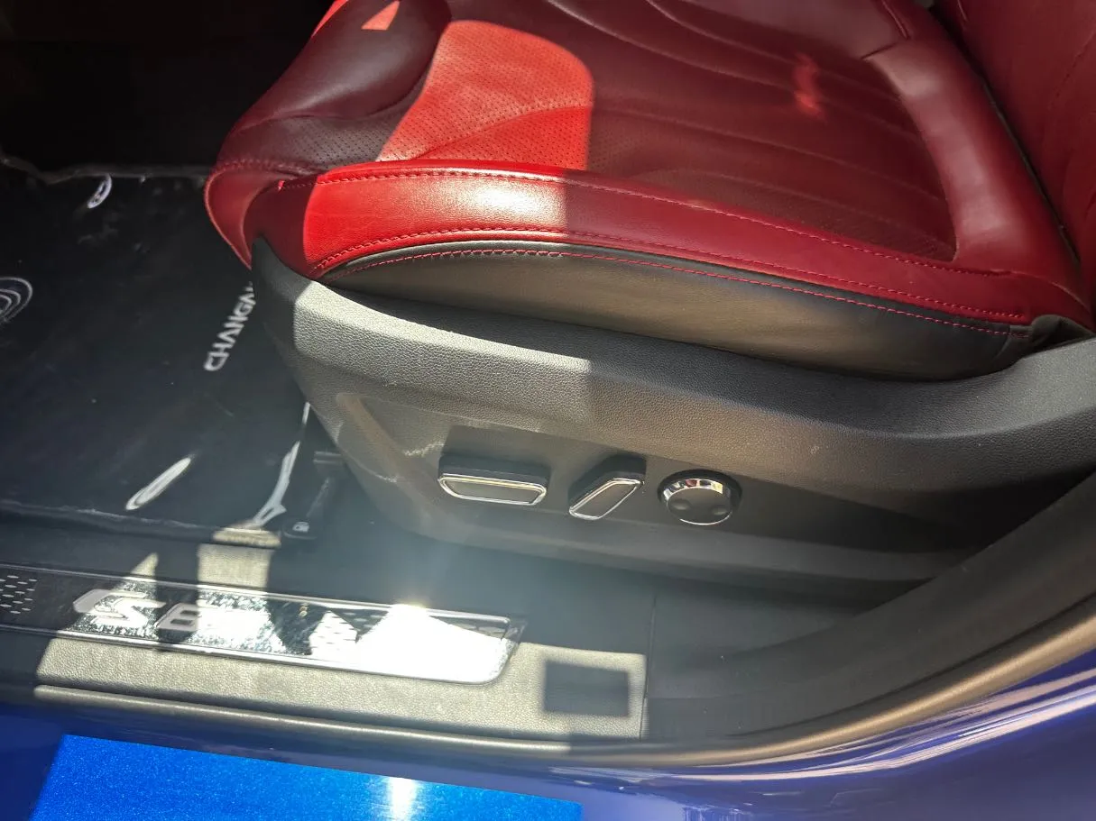 Car image 30