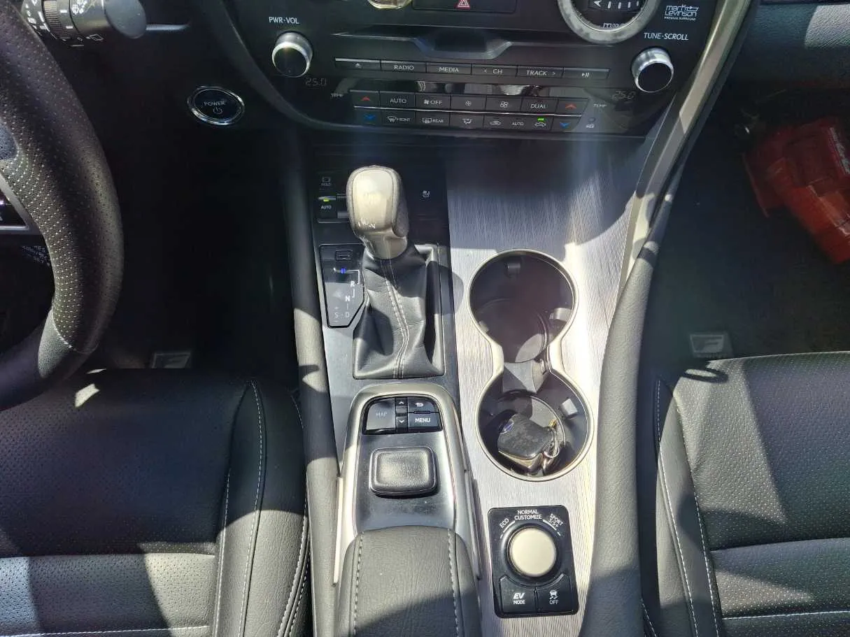 Car image 17